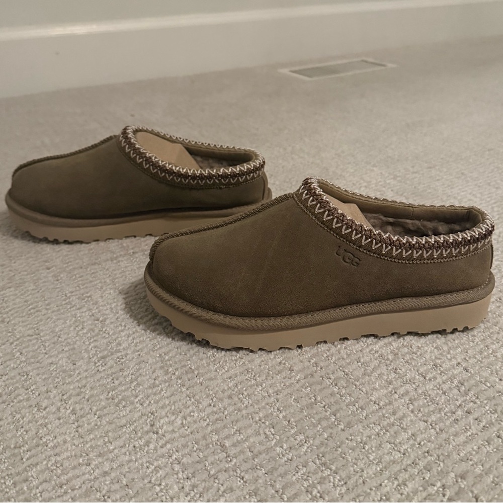 NWT Women's Uggs Tasman. Color: Antelope